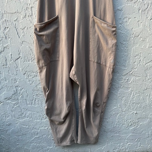 FP Movement Hot Shot Jumpsuit Romper XS Pocket Yoga Lounge Relaxed Boho Neutral - Picture 3 of 8